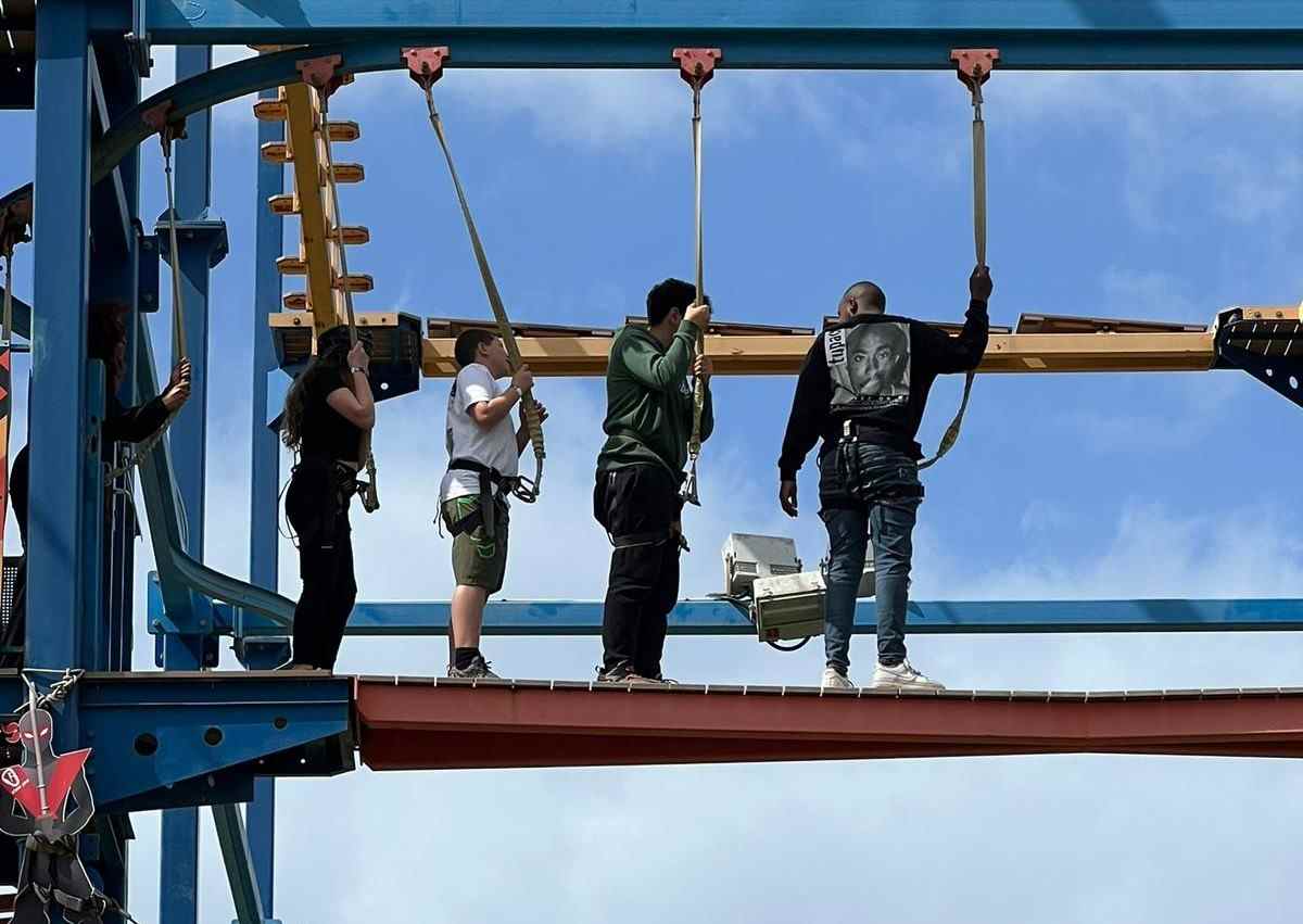 חניכי "בית טף" בין שמיים לארץ בפארק האקסטרים בעכו. צילום: אלאור