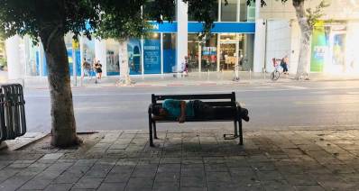 דר רחוב על ספסל בתל אביב