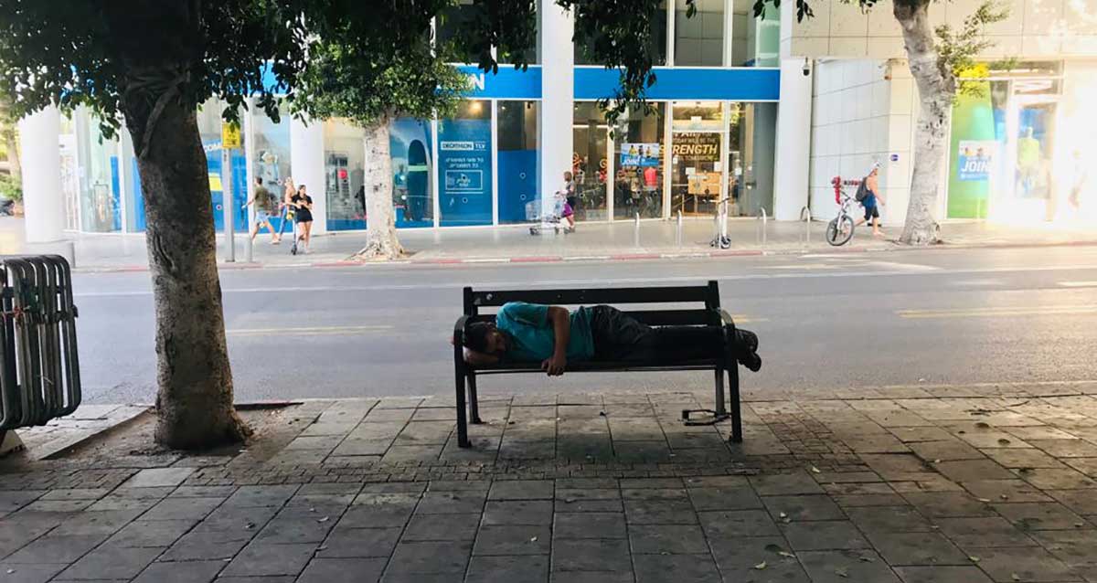 דר רחוב על ספסל בתל אביב
