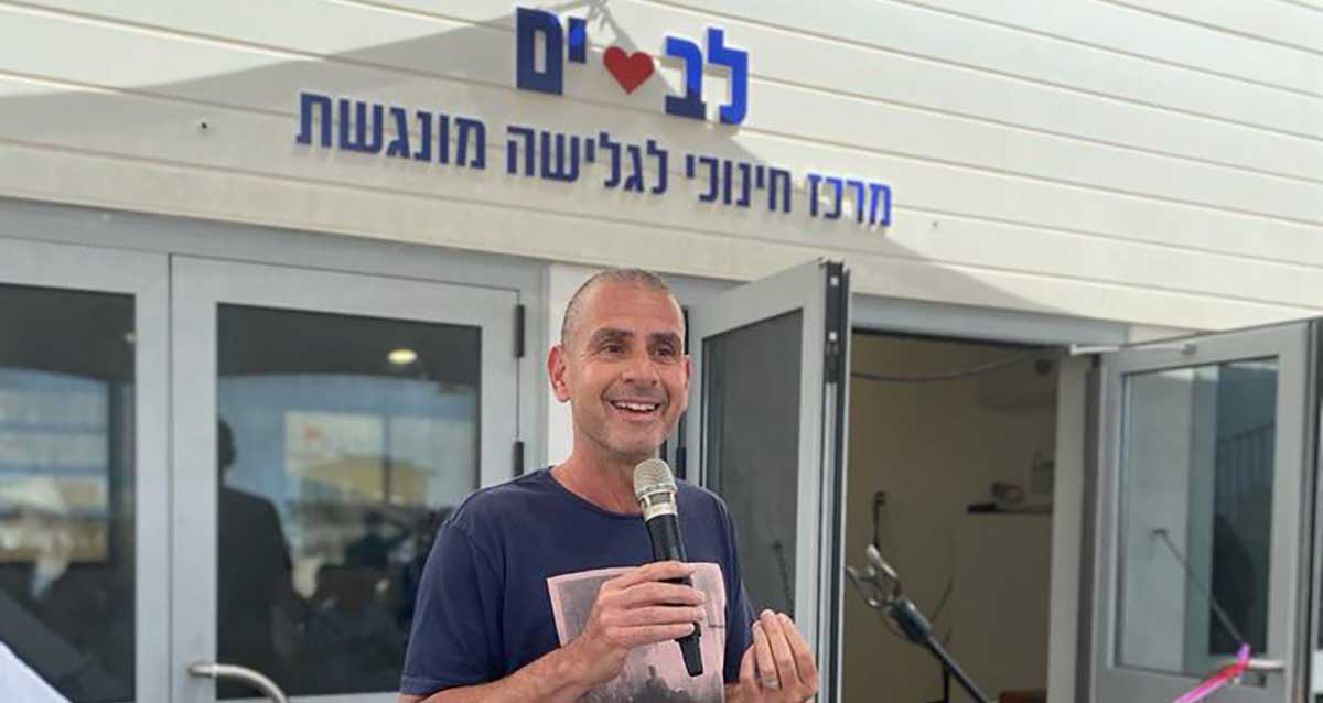 איל קיציס במרכז חינוכי לגלישה מונגשת. לב ים הרצליה