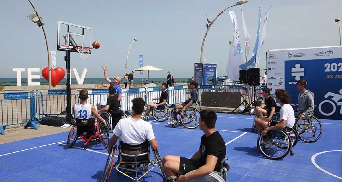 מתנסים במשחק כדורסל על כיסאות גלגלים. נמל תל אביב 2022 אירוע להרגיש נגישות