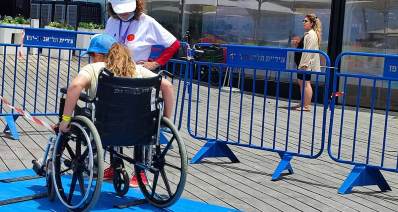 נערה מתנסה בבאמפרים על כיסא גלגלים