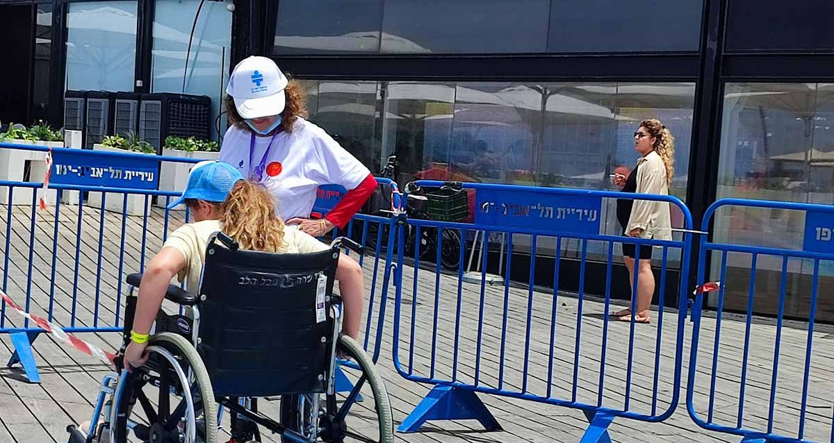 נערה מתנסה בבאמפרים על כיסא גלגלים