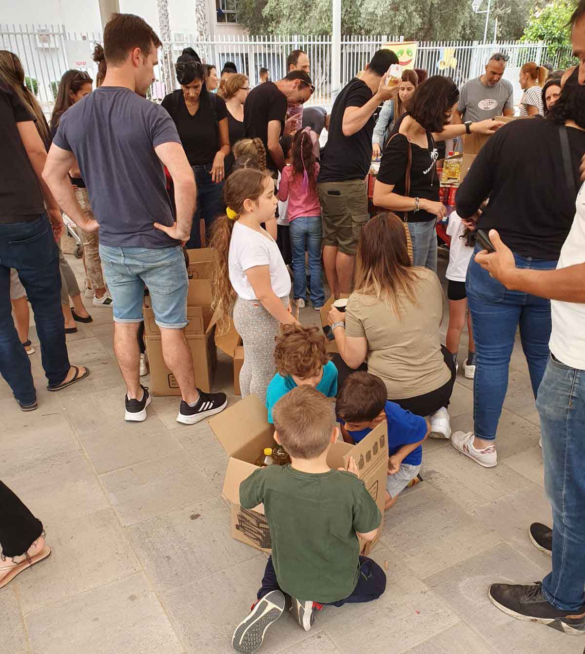 ילדי בבית הספר לפיד מהוד השרון והוריהם אורזים סלי מזון