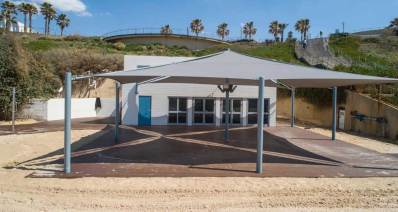 מבנה לב ים לגלישה מונגשת בחוף הים של הרצליה