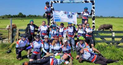 עמותת פעולה בהולנד. קבוצה מעורבת של עיוורים ורואים בטיול אופניים