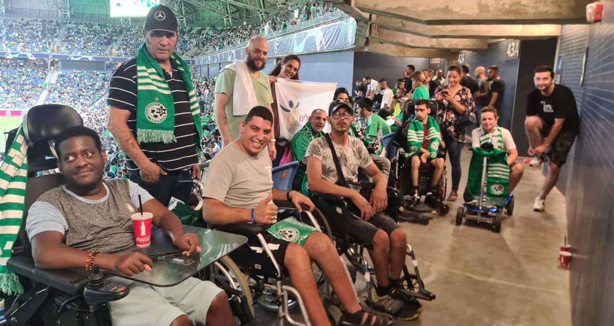ילדים עם מוגבלויות מעמותת בית הגלגלים התארחו במשחקה של מכבי חיפה בפלייאוף ליגת האלופות (צילום: עמותת בית הגלגלים)