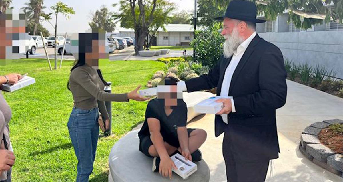 הרב מרקוביץ בעוטף עזה (צילום: דוברות הקהילה היהודית JCC חב"ד בקייב)