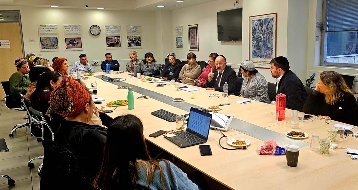 שר הרווחה יעקב מרגי ביקר במחוז ירושלים של משרד הרווחה בו שוהים כ-25,000 מפונים מהדרום ומהצפון (צילום: משרד הרווחה)