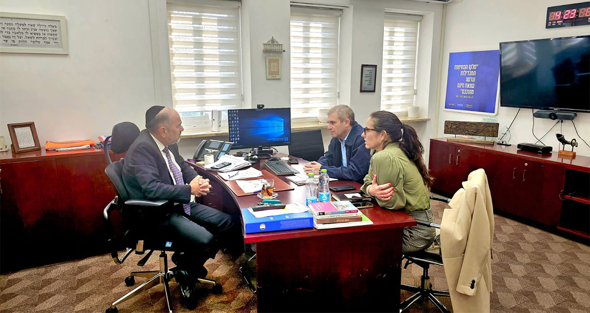 שר הרווחה יעקב מרגי עם הממונה על נושא החטופים והנעדרים, תא"ל (במיל') גל הירש (צילום: משרד הרווחה)