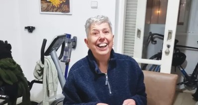 נשים עם מוגבלויות סורגות ללוחמים (צילום: ליאורה צוברי)