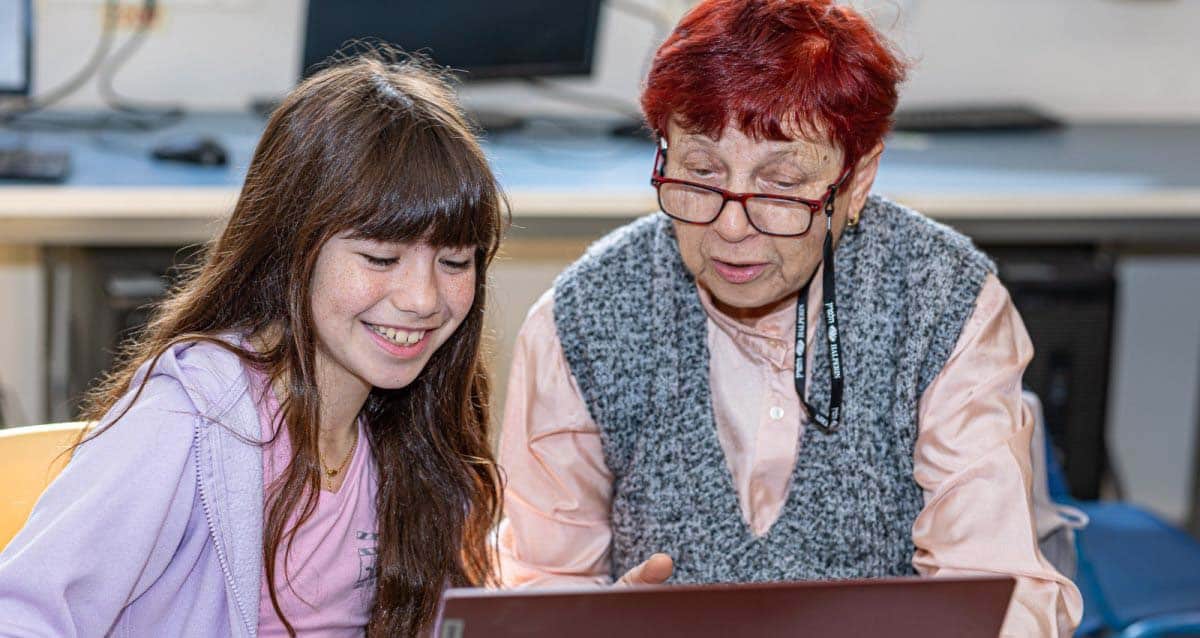 מסייעים בחינוך (באדיבות: עמותת ידיד לחינוך)