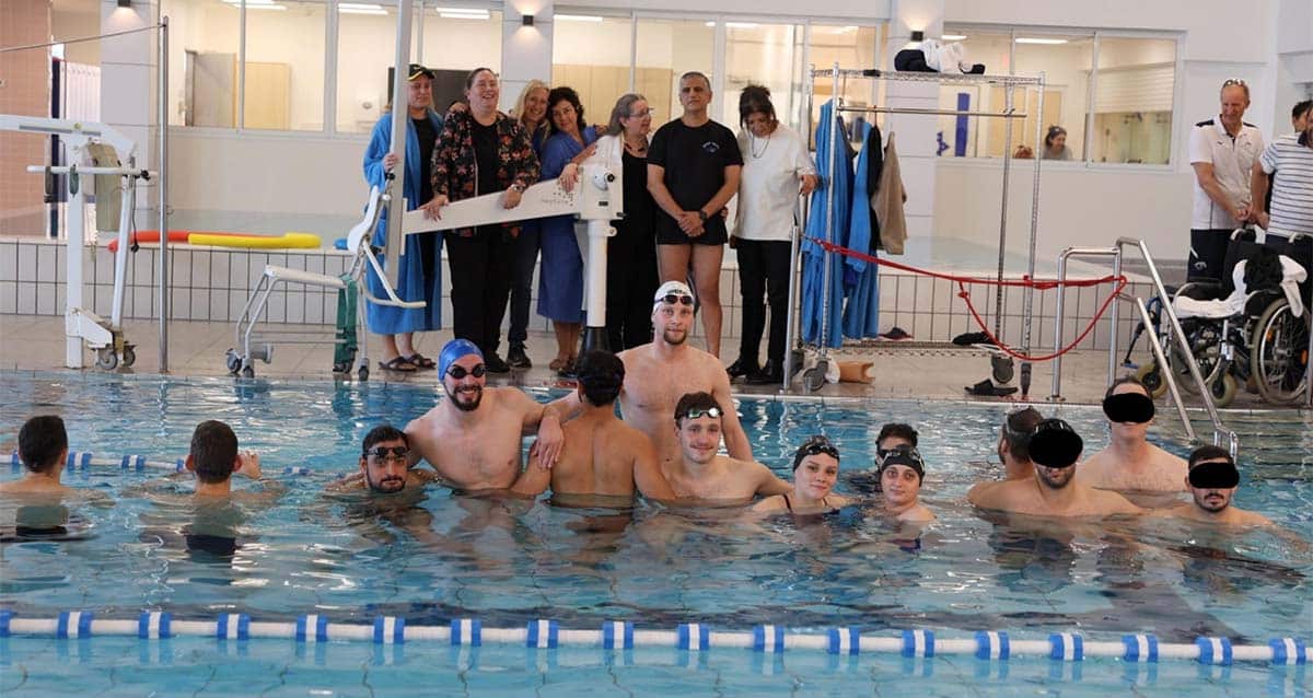 אימון שחייה משולב של נבחרת ישראל ופצועי מלחמה בבריכה בשיבא תל השומר (צילום: קרן איזיקסון)
