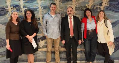 מימין לשמאל: יוספה הרפז ממונה מוגבלויות במחוז ת"א, לימור בר טל מנהלת מחוז ת"א משרד הרווחה, יעקב מרגי שר הרווחה והביטחון החברתי, עמיר לרנר מנכ״ל בית איזי שפירא, ולרי זילכה עו״ד ומנהלת פורום הורים בבית איזי שפירא וסשה וייס-טראמפ יו״ר ועד מנהל בבית איזי שפירא