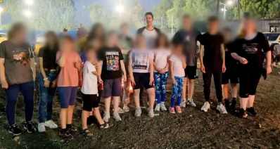 אלמוג לינדר וילדי העמותה. צילום: פרטי