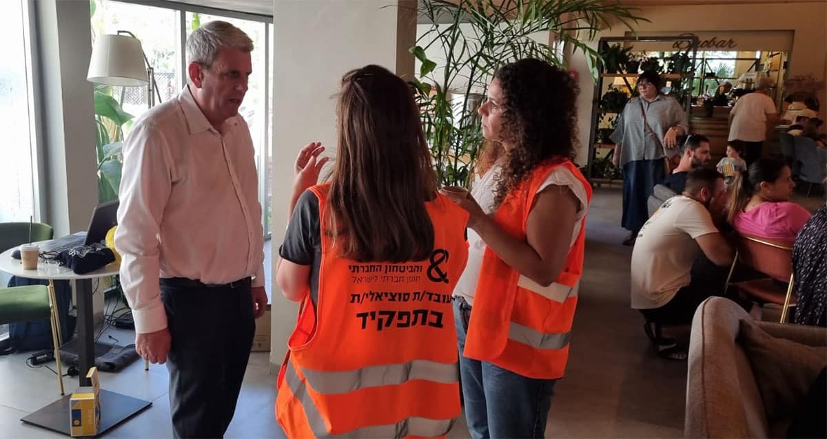 ערן צימרין בתדרוך מטפלים במלון עין גדי ים המלח (צילום: רוני שדה)