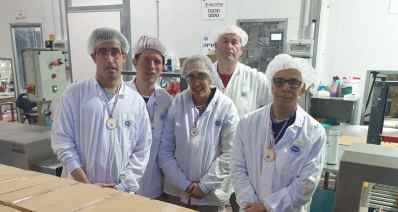 ארבעת הדיירים והמדריך התעסוקתי גיל טל (צילום: אקי"ם חדרה)