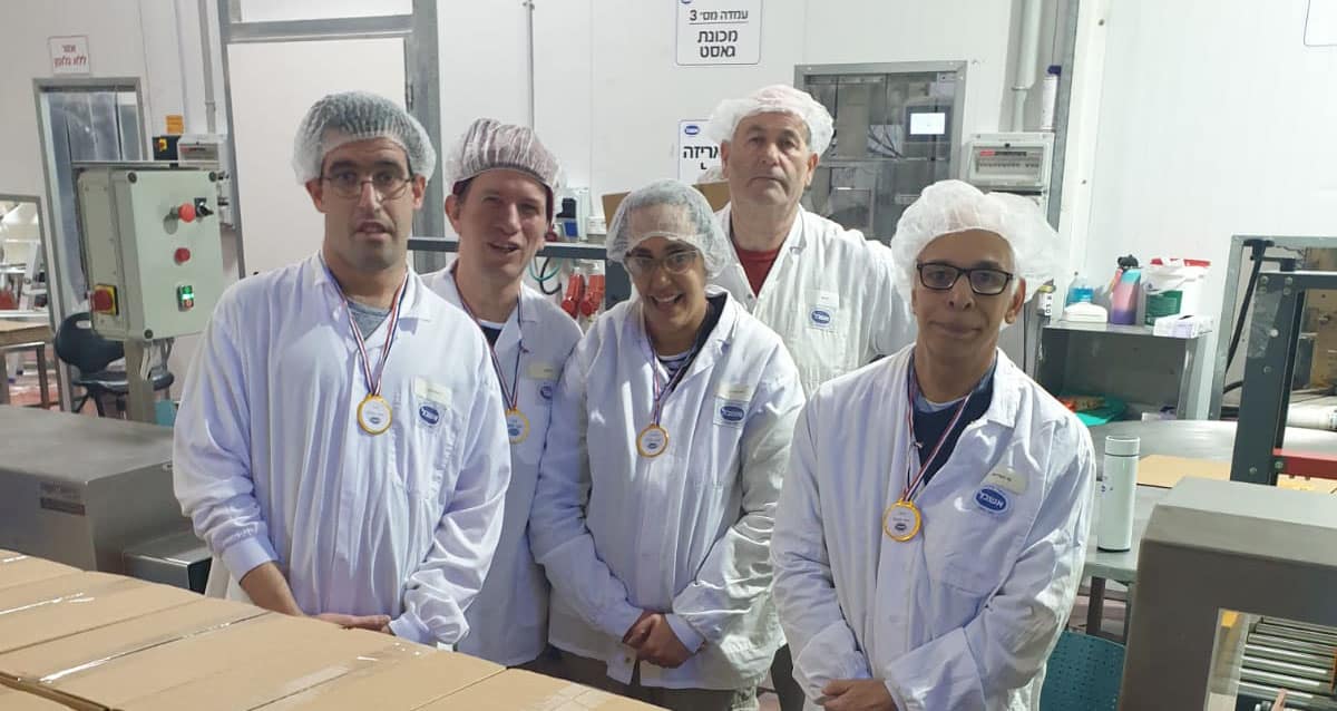 ארבעת הדיירים והמדריך התעסוקתי גיל טל (צילום: אקי"ם חדרה)