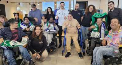 דולב חזיזה וחברי העמותה באירוע (צילום: עמותת בית הגלגלים)