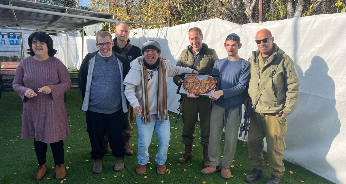 בתמונות: אוריאל פרץ, יואל רזה, יאיר קינד כנה רואימי מפנקים את החיילים (צילום: ארגון "פרח")