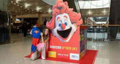 השחקנית לירון רביבו תורמת תחפושת בעמדת קניוני עופר (צילום: עמית גואטה)