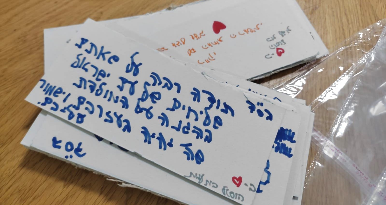 מכתבים לחיילים מדיירי ההוסטל. צילום באדיבות בית עמית
