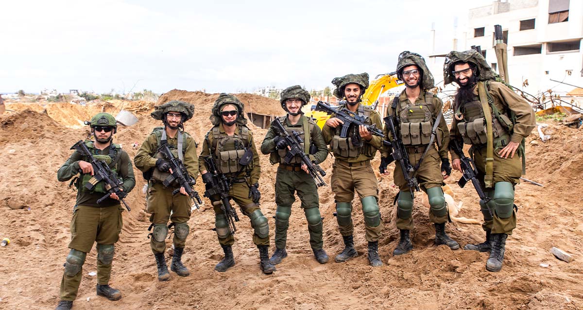 אוריין וחברים למחלקה בשירות המילואים בעזה (צילום: ארי פורטנוי)