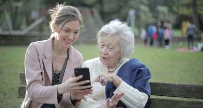 מטפלים בקשישים (צילום: Pexels)