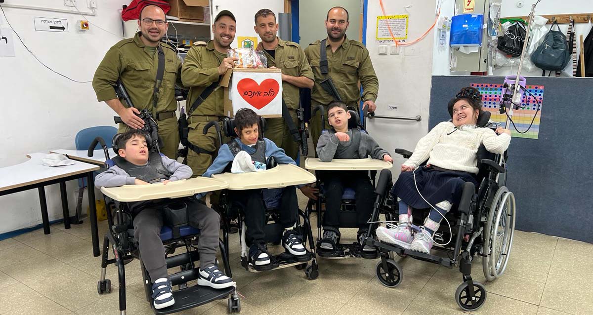 תלמידי ארגון פרח, מברכים את החיילים בדרכם המיוחדת (צילום: ארגון פרח)