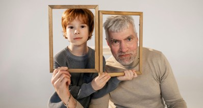 סבא ונכד (צילום: אלנה דרמל, Pexels)