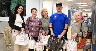 דיירות בית דיור מוגן פאלאס רעננה עם חייל צה"ל בבית החולים שיבא (צילום: מורג ביטן)