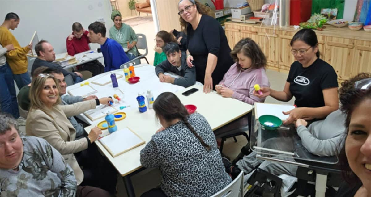 חברי אקי"ם באריזות ויצירה (צילום: אקי"ם)