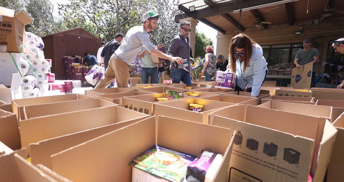 מתנדבי עמותת שניר אורזים סלי מזון (צילום: אוריאל ק.)