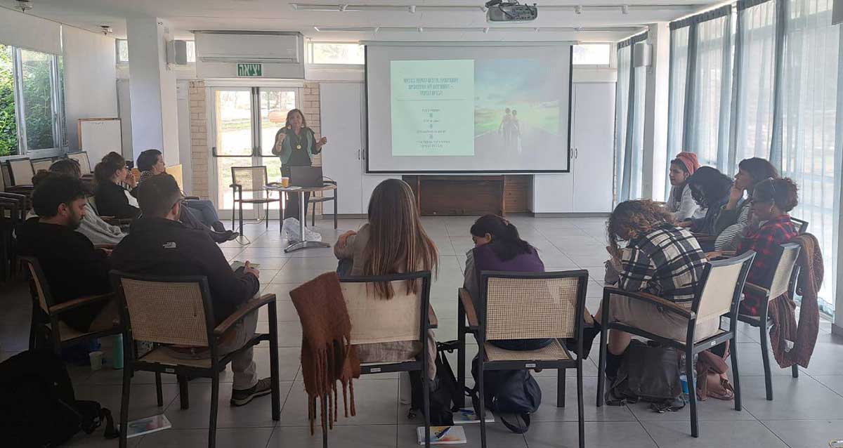 מרצה בכפר הילדים והנוער טוקאייר של קבוצת גיא