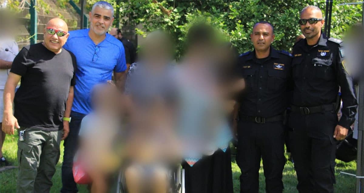 משטרת רמת גן וילדים עם צרכים מיוחדים (צילום: דוברות המשטרה)