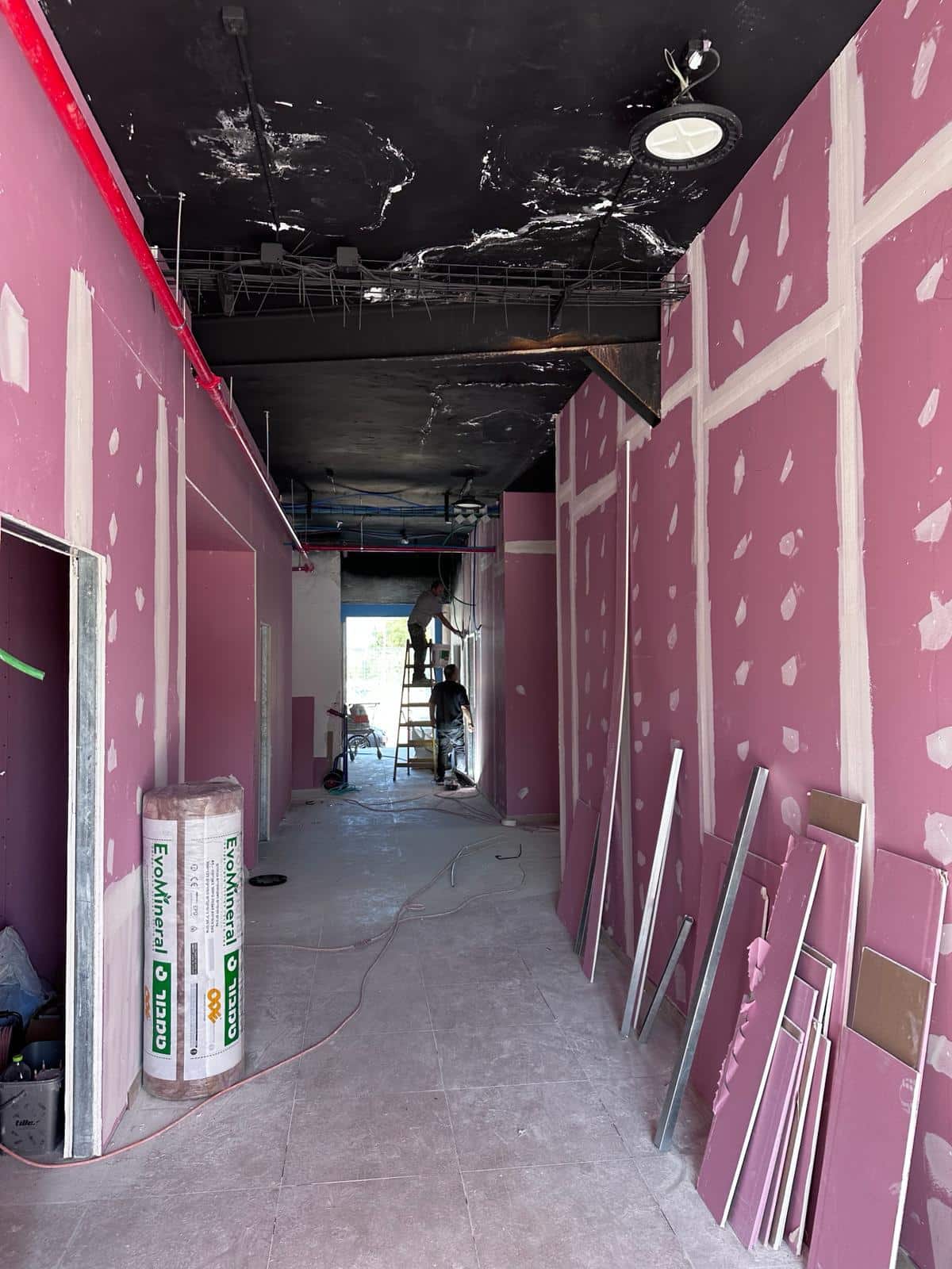 בית הספר אבן חן בראש העין בשלב ההקמה. פעם הייתה פה מרכזיה. צילום: יח