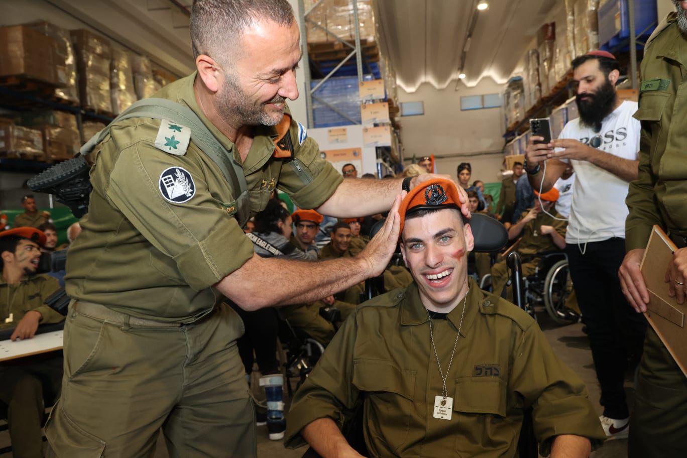 חייל מתנדב מקבל כומתה אחרי המסע. צילום: דו"צ