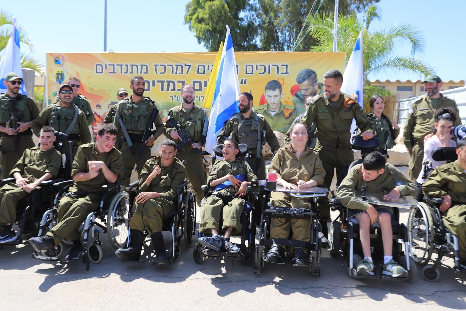 תעשו להם כבוד. החיילים המתנדבים שקיבלו כומתה. צילום: דו"צ