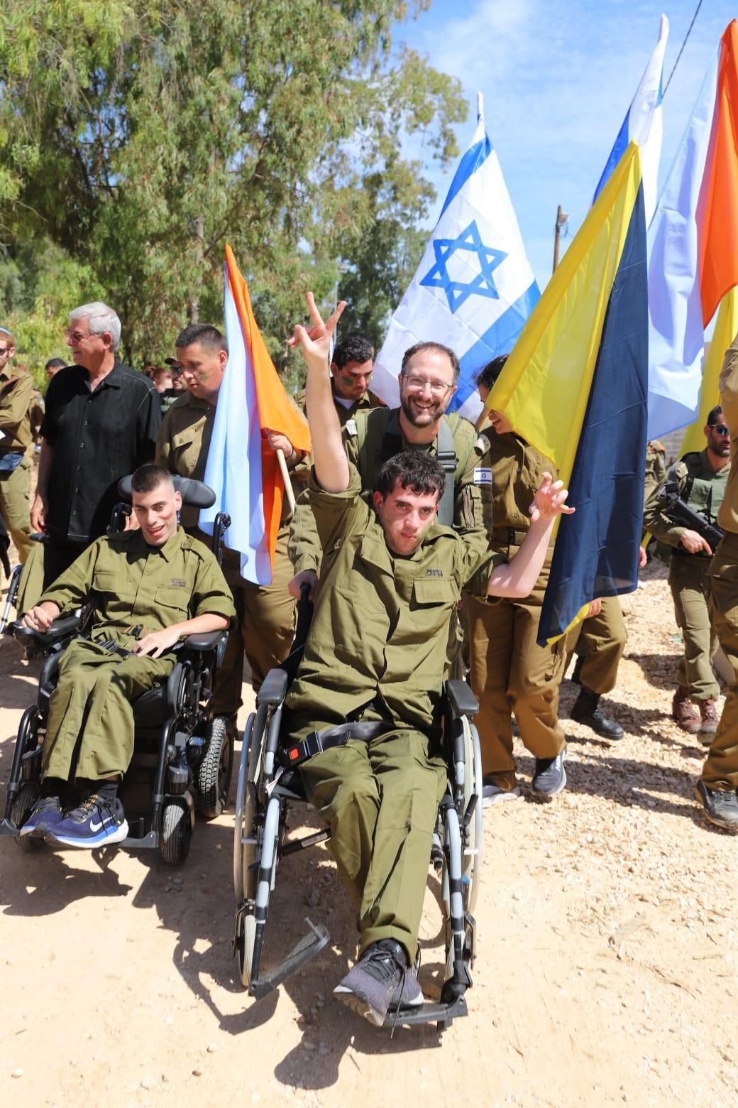 שמחה של חיילים. אחד המתנדבים בסיום מסע הכומתה. צילום: דו"צ