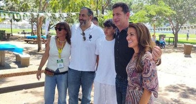 אדם יערי והוריו באירוע בר מצווה (צילום: עיריית הרצליה)