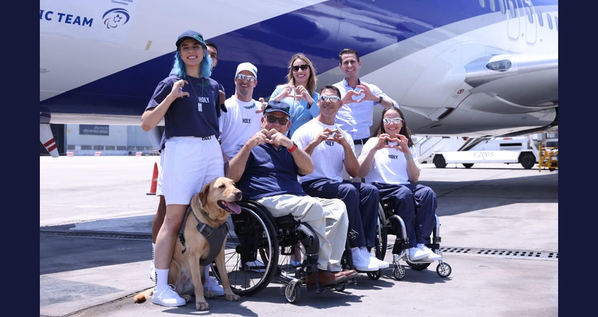 חשיפת הביגוד בנתבג על רקע מטוס אל על (צילום: אלון טלמון וזיו ברק)