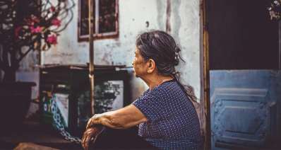 קשישה ממתינה (צילום: Pexels)