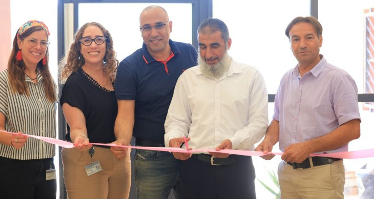שחדה אלגבור מנהל האגף לשירותים חברתיים חורה, חאבס אלטאונה ראש מועצה מקומית חורה , אברהים אבו ג'עפר, מנכ''ל ארגון תמר, מרגלית בר, ממונה מחוז דרום, תכנית יתד, משרד הרווחה, עדי נגר, מנהלת תכניות ביתד ותחום צבא-חברה, מחוז דרום, משרד הרווחה (צילום: ואליד אלעוברה)