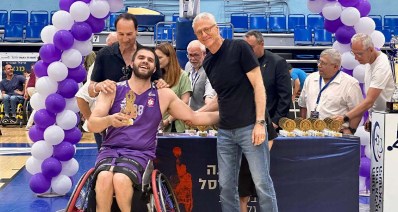 ברקוביץ וברודי מעניקים את הפרס (צילום: טל גונן)