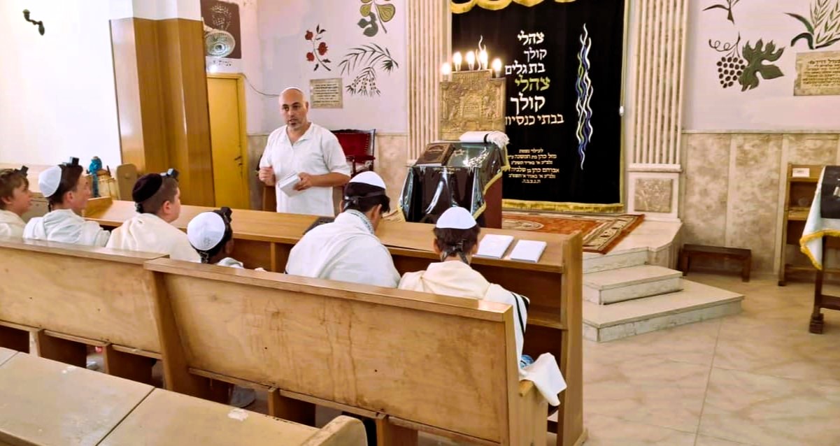 תלמידי "רננים" מניחים תפילין ביחד. צילום באדיבות אלאור