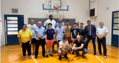 מייק סוויטני מבקר בבית הספר (צילום: אלומות אור)