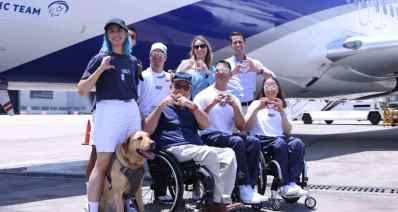 ספורטאים ספראלימפים - משה מטלון יושב משמאל - מנכ"לית אל על דינה בר, טל גננסיה עומדת שניה מימין, לידה אנדרו דנוס - נשיא הכבוד של הוועד הפראלימפי (צילום: זיו ברק)