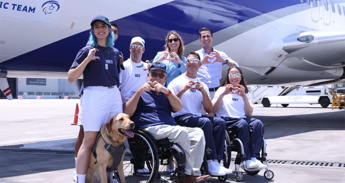 ספורטאים ספראלימפים - משה מטלון יושב משמאל - מנכ"לית אל על דינה בר, טל גננסיה עומדת שניה מימין, לידה אנדרו דנוס - נשיא הכבוד של הוועד הפראלימפי (צילום: זיו ברק)