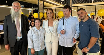 מימין: אביתר זיתוני שנפצע במלחמה, דניאל דפור - חייל גדולים במדים, אטל מולכו מנכ"לית פמי, אורטל בוטביה שהשתחררה לפני שבועיים והרב מנדי בליניצקי מנכ"ל עמותת יד לילד המיוחד (צילום: פמי)