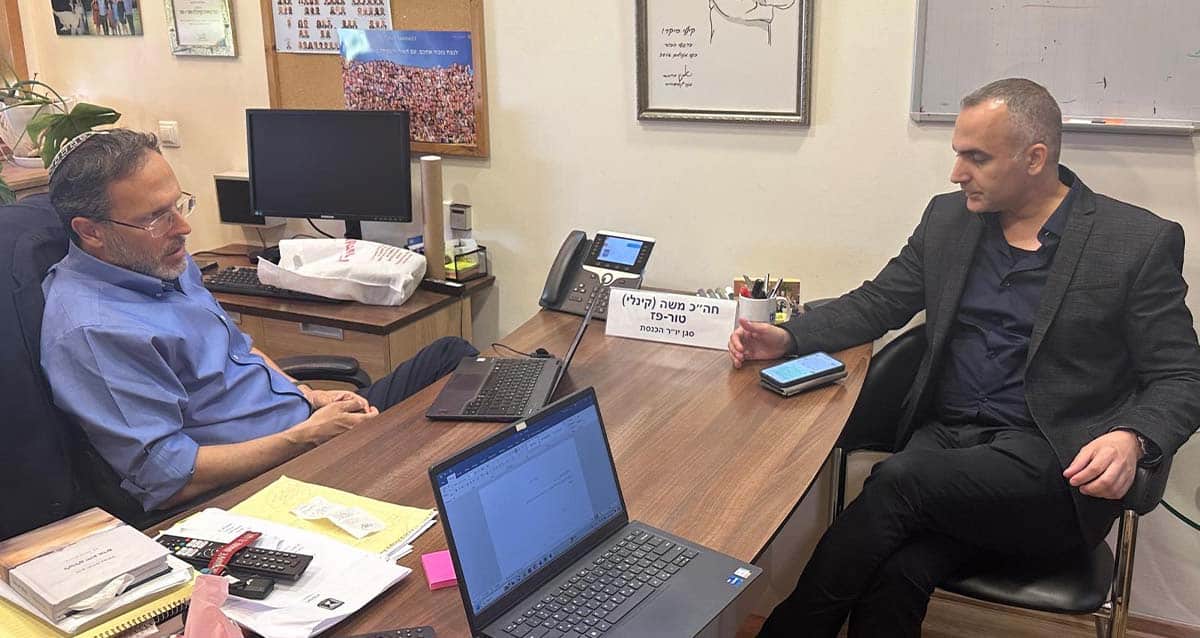 אבי אלבאז עם חבר הכנסת משה טור פז (צילום: יח"צ)